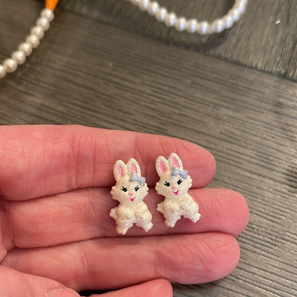 Vintage Resin Rabbit Earrings with Elastic Faux Pearl & Carrot Necklace - Picture 7 of 15